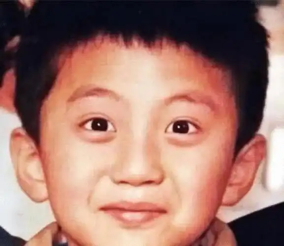 小时候的邓超学习成绩非常好,从小就特别喜欢看书,常年获得三好学生