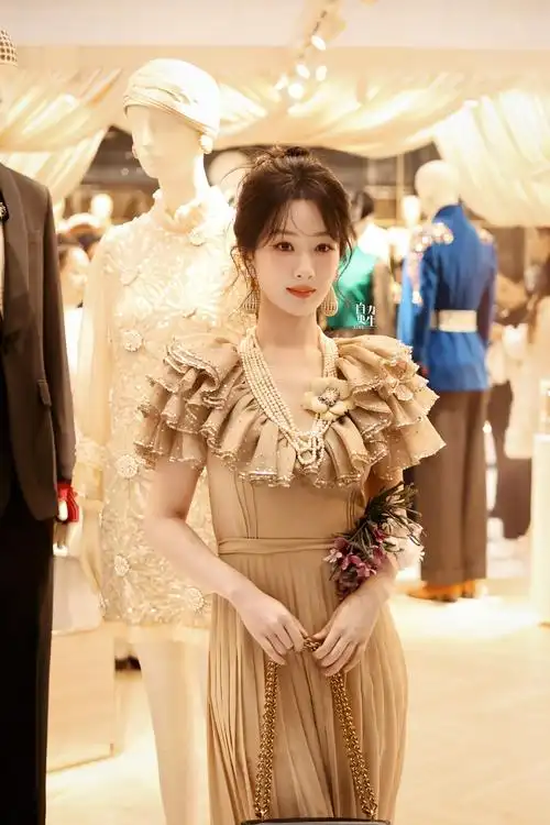 杨紫今天活动生图,优雅贵气,真的太美了!