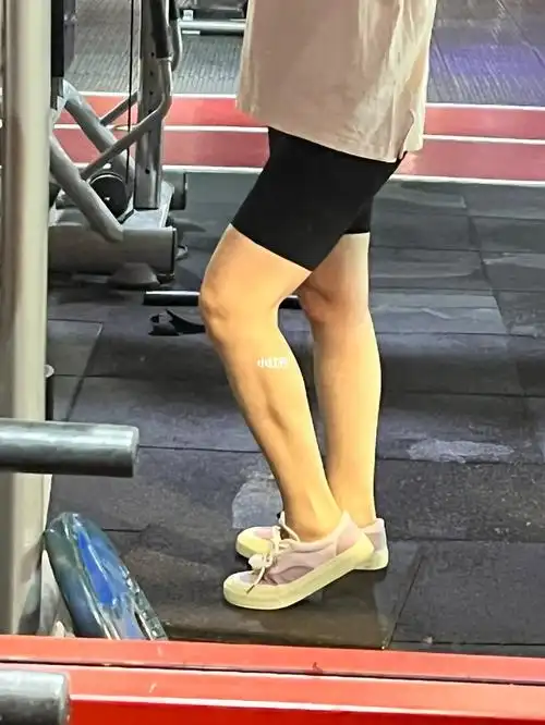 惊喜发现小腿肌肉线条