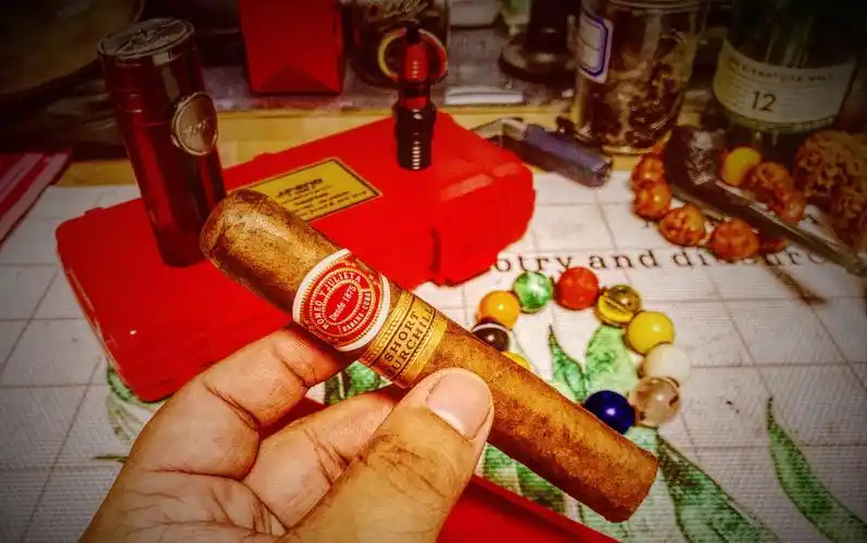 雪茄分享-罗密欧与朱丽叶-短丘吉尔