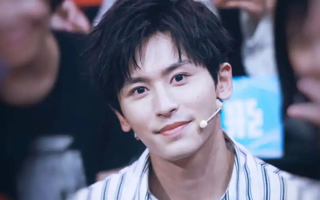 张哲瀚罕见晒出长发照片限定花期已过他的拍照视角太直男