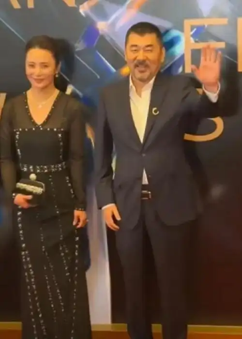 陈建斌走红毯,被现场疯狂叫"四郎",听后笑开了花一个劲打招呼|蒋勤勤