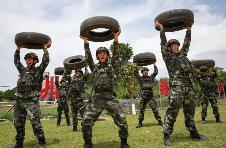 炎炎夏日武警广西总队钦州支队官兵训练场上展风采