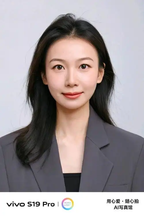 的证件照…发型,衣服都是随机的    在ai的世界里我看起来壮了30斤,像