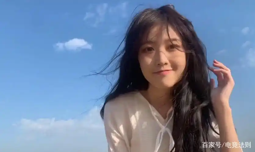 蛇姐在最新的一条抖音中表示自己将会在10月4日晚上9点在虎牙开启直播