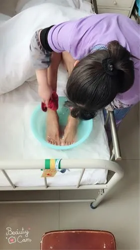 我们的护工阿姨也来帮无名氏做生活护理全身清洗干净.