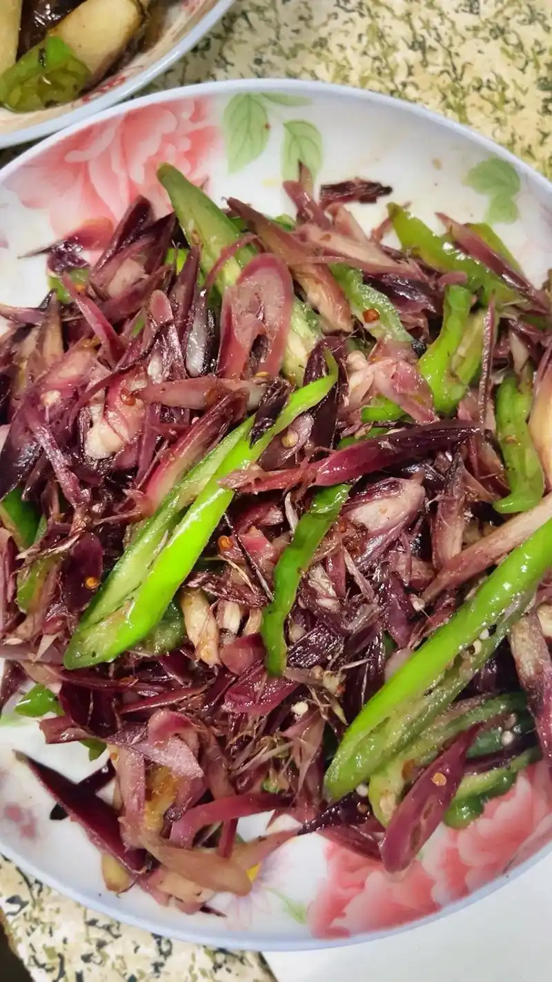 阳荷,在地里结满一粒粒的果实,把果实苞片一层层剥开,里面漏出 - 抖音