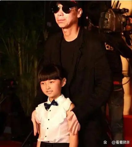 国民妹妹张子枫凭一滴泪走红6岁被冯小刚称赞徐峥夸她天才