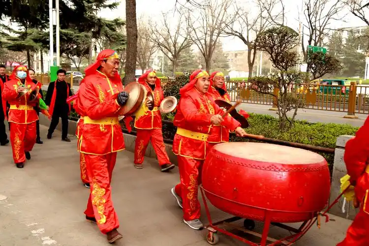 敲锣打鼓,给"最美仰韶人"送牌匾