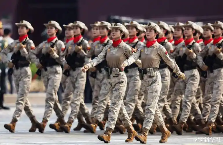 戳图↓一起看阅兵式上的女民兵风采!#新华社出图