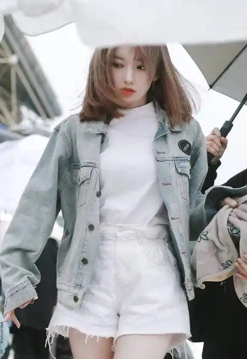 程潇绿色短发真飒,面朝大海的二次元美少女,是遗落人间的仙子吧