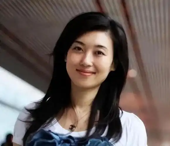 央视美女主持人李红14岁辍学18岁差点嫁人今46岁风采依旧