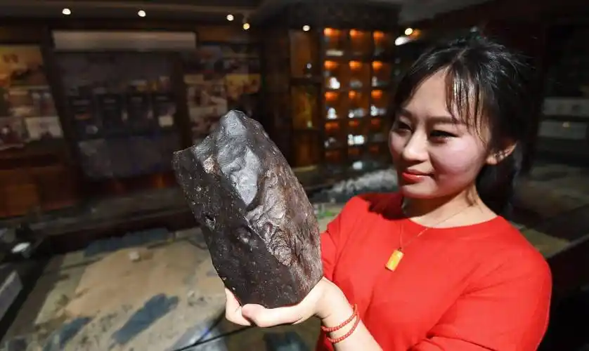 有一种石头,曾1克能卖1万元,贵州90后女孩捡了800斤值多少钱?