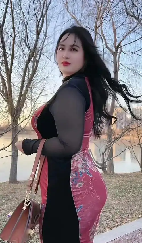 微胖的女人这样穿搭,经典又时尚,散发出女人的魅力