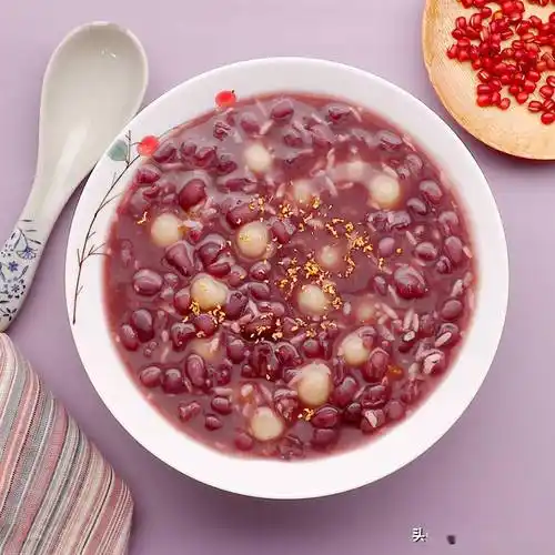 用料红豆200g 酒酿50g 干桂花10g 糯米粉100g 清水60g 白糖15g红豆