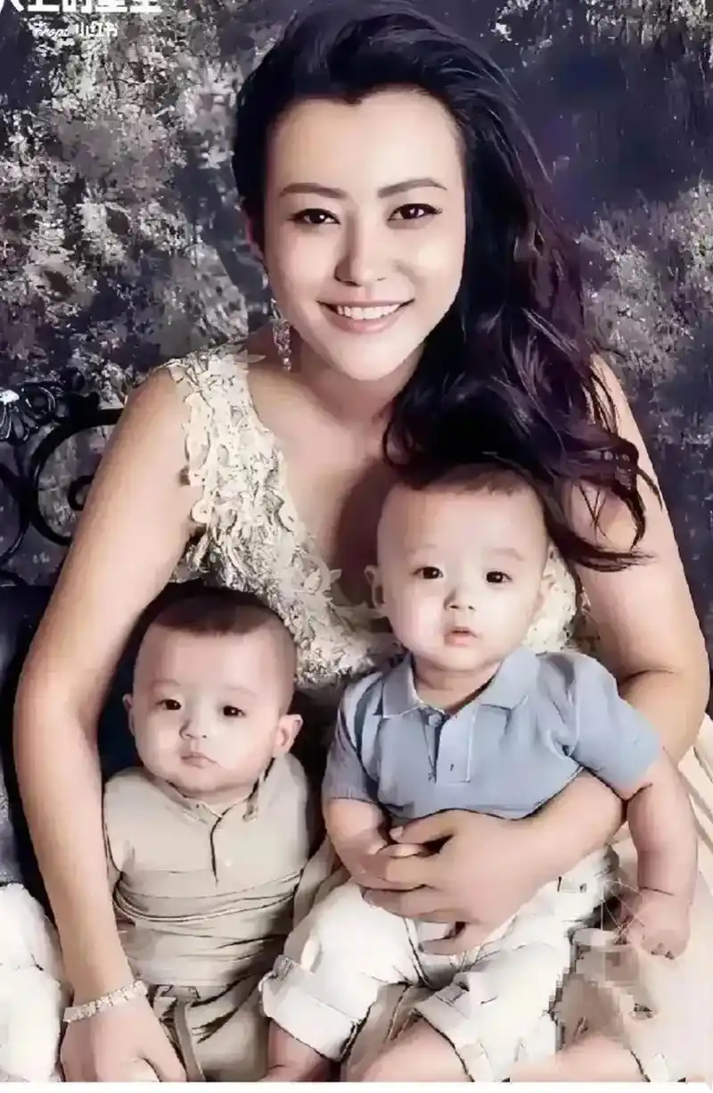 她竟然还有这么漂亮的双胞胎,人生赢家就