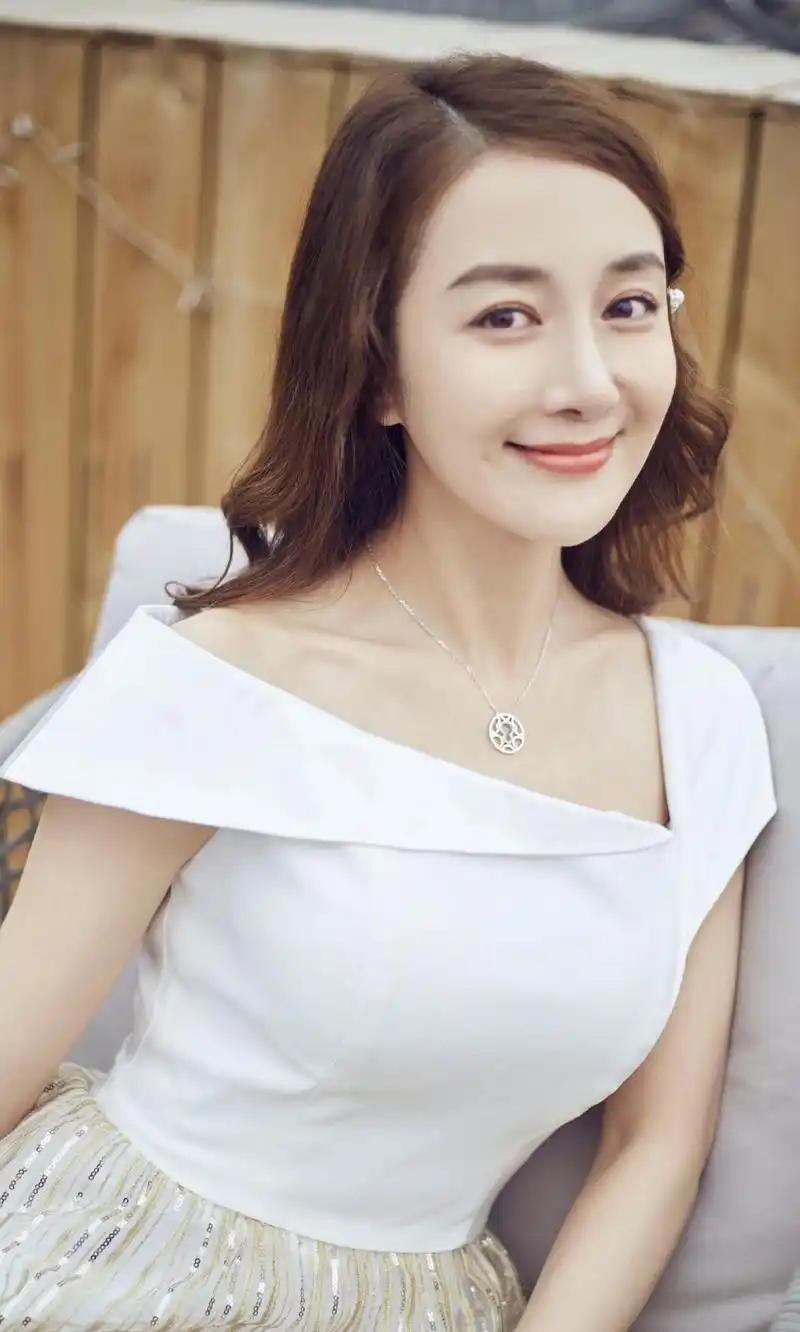 原创李依晓放开了?真空深v礼服大秀凹凸感,37岁的身材真丰满