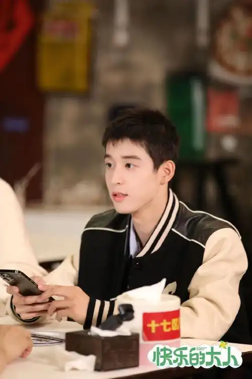 吴宇恒超话70#吴宇恒快乐的大人#@吴宇恒不无语寸头发型重返校园