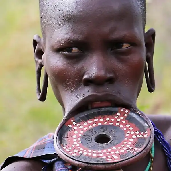 非洲唇盘族,女孩10岁便用嘴唇兜住盘子,盘子越大越好看