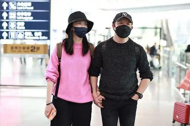 姚晨和老公出行穿着随意看着很普通不过粉色毛衣挺亮眼眼