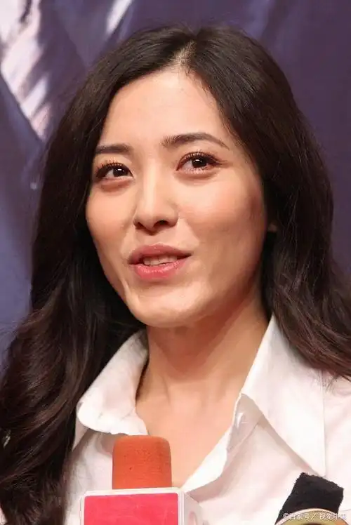 曾黎新剧口碑爆棚,她不打针不扮嫩,打了多少中年女演员的脸?