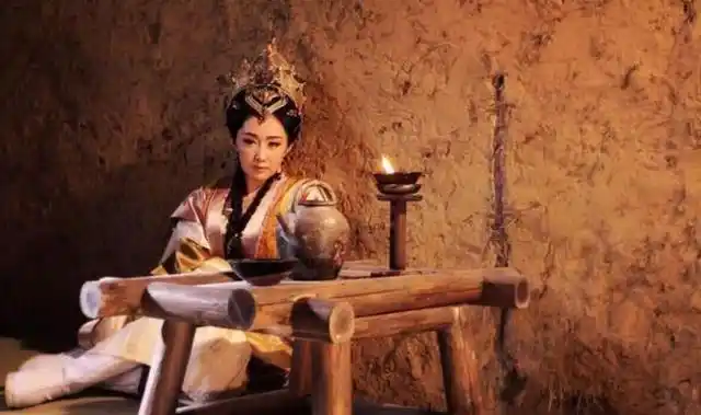 如果你以为她只会使刀,那就大错特错了,邓婵玉还擅长暗器,五色石在她