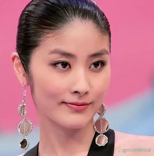 香港歌坛天后陈慧琳40岁高龄为初恋生子如今52岁神颜不老