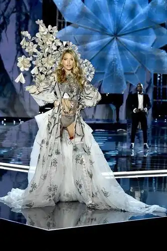 维密天使t台走秀,超模气场霸气十足,无与伦比!