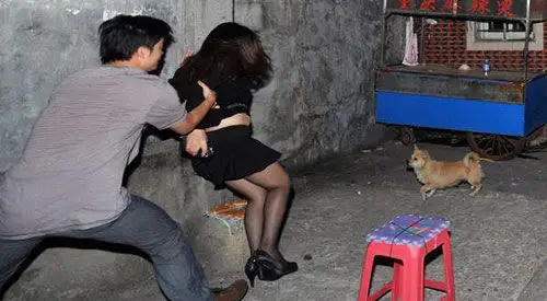 李某随即向收取她保护费的"男友"告状,竟引发一场群殴,致农民工一死两