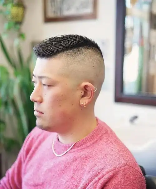 男士寸头是一种非常简洁,干练的发型,通常将头发全部剃光,只留下极短