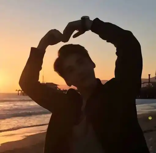 "比心"吧~让我们来一起欣赏一下人类的各种各样的"比心"手势为照片