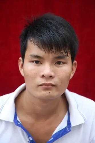 求大神帮忙 把照片改成蓝底的2寸照 谢谢