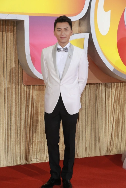 袁伟豪自认成功仍难自满,岳父卖房轻松赚千万,对比之下相形见绌__凤凰