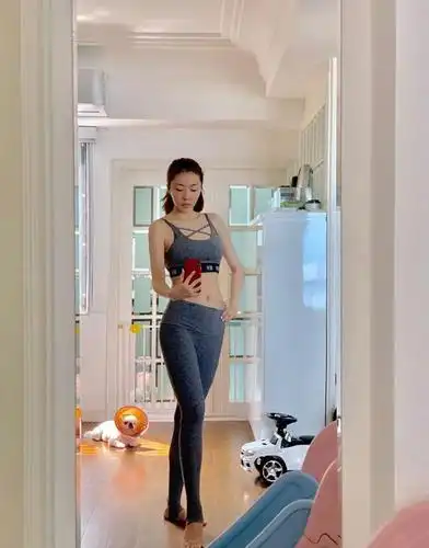 40岁辣妈熊黛林晒健身美照,小腹平坦马甲线清晰可见,堪称逆生长