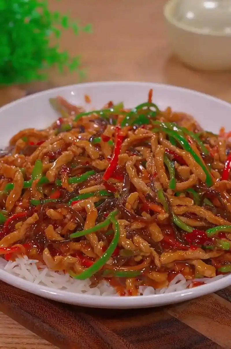 天气太热不知道吃什么的时候,可以做个鱼香肉丝盖饭,好吃又下饭 - 抖