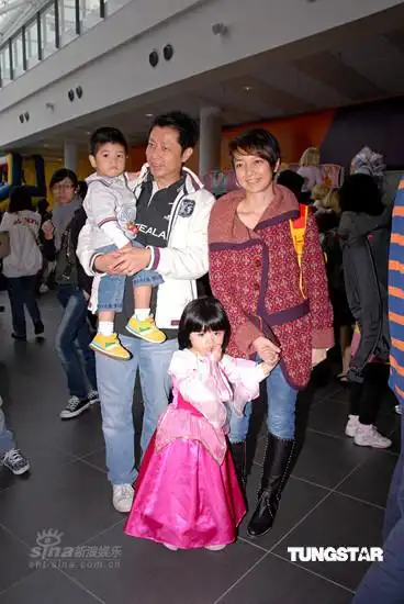组图张学友一家四口看表演太太黑面避记者
