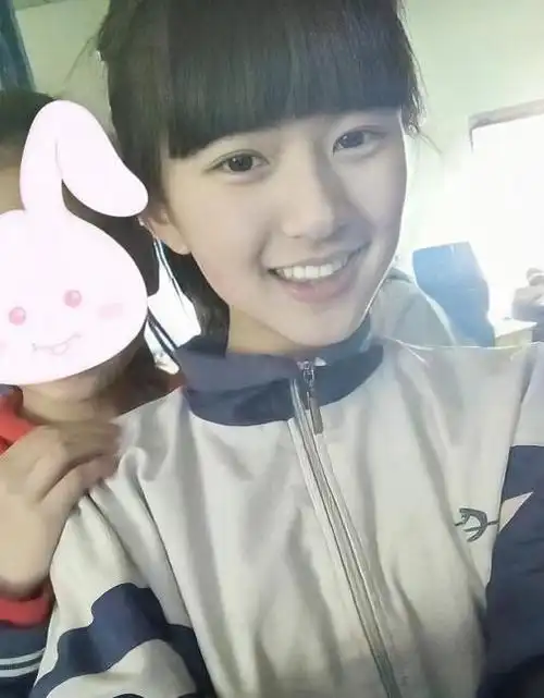 赵露思自曝无人敢追,14岁"校服照"被曝光后,才知道是啥原因