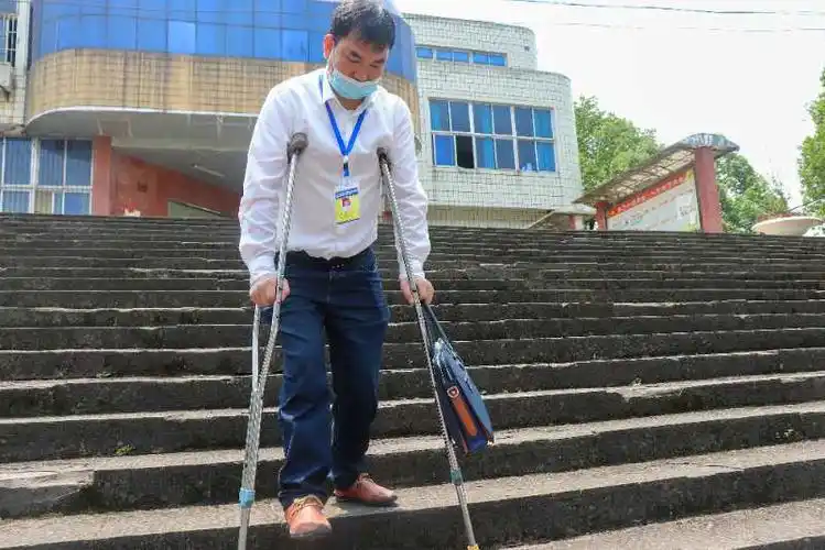 全国自强模范王龙奎拄着双拐创业