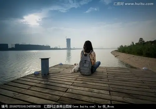 河堤上坐着的女孩