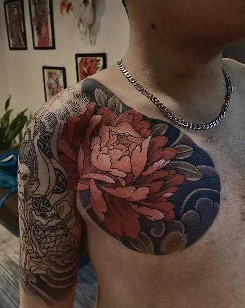 牡丹纹身图片_胸部新传统牡丹半甲纹身图案