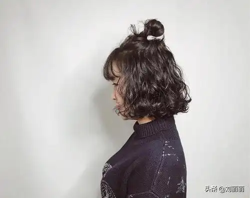 2019流行烫发扎一半永远不老气让你美到找不着北