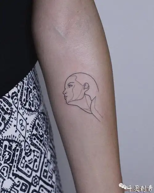 小清新人头线条纹身