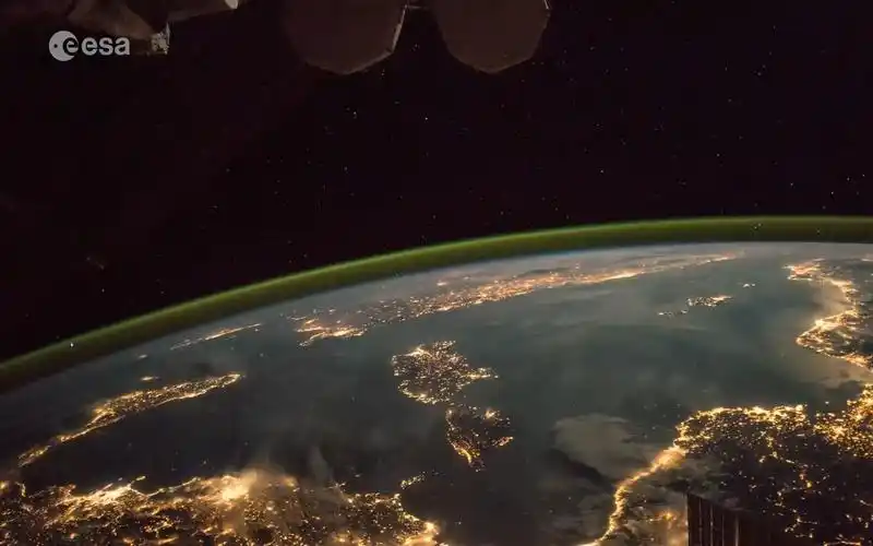 从空间站看地球撒丁岛和科西嘉岛城市夜景灯光