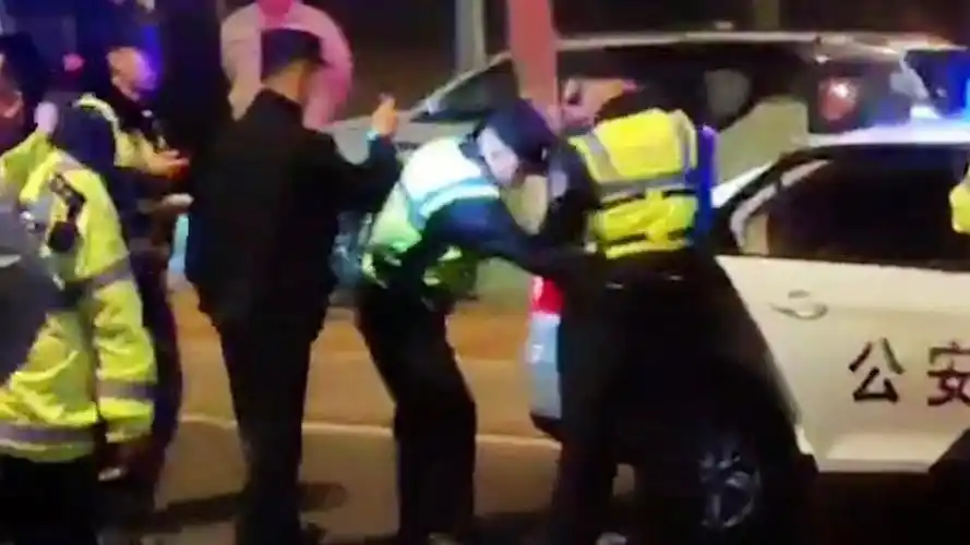 大连警方通报男子撞死斑马线上2行人系醉驾被当场控制