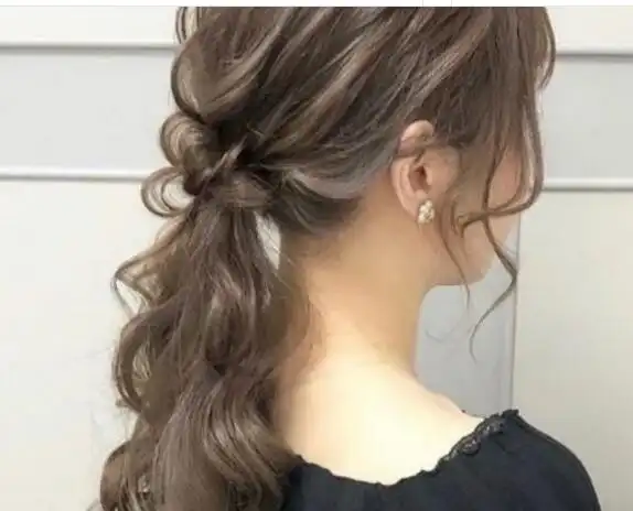 女生卷发马尾发型扎发效果图