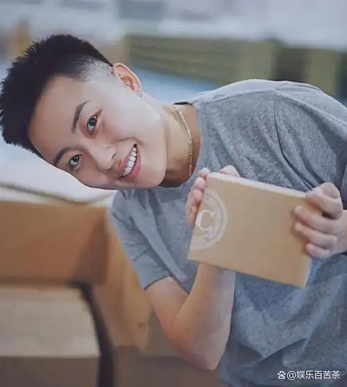 叶海洋近照曝光:三胎即将临盆却不娇气,孕肚微凸好似啤酒肚