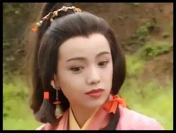 1986年,20岁的邓萃雯出演了tvb《倚天屠龙记》中的周芷若,她的古装