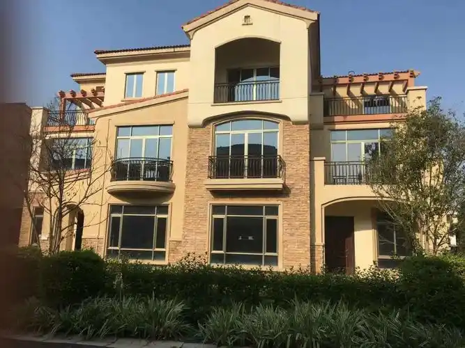 碧桂园泊林别墅区,5房2厅3卫,赠送有前后花园,售价188万