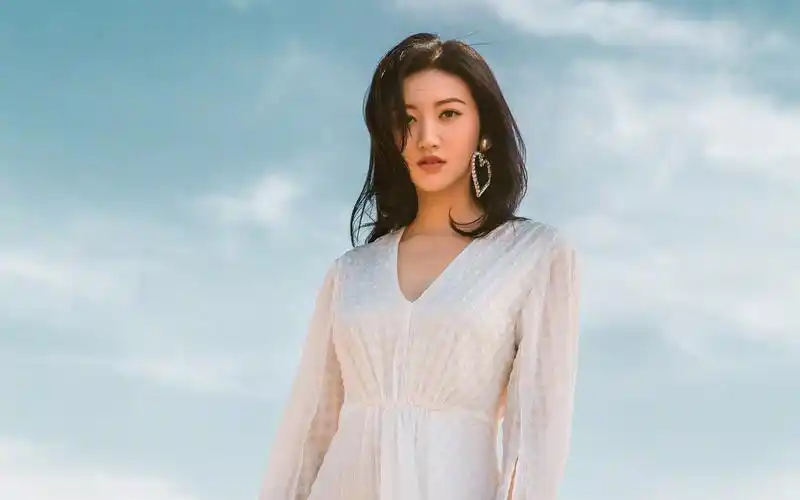 景甜白纱长裙性感写真,舞动红纱是又仙又美!