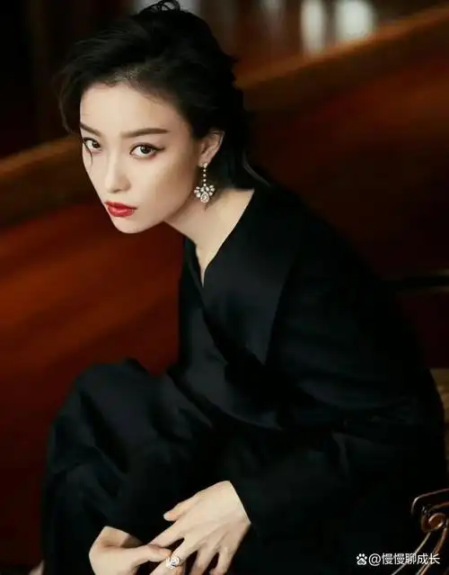 倪妮曾多次尝试短发造型,她以不同的短发款式展现了不同的风格和气质